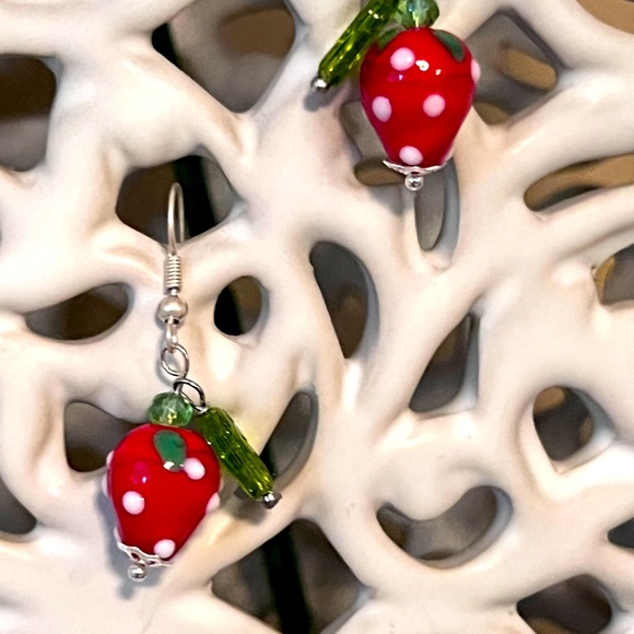 Lampwork glass strawberry beads handmade earrings - Picture 1 of 8